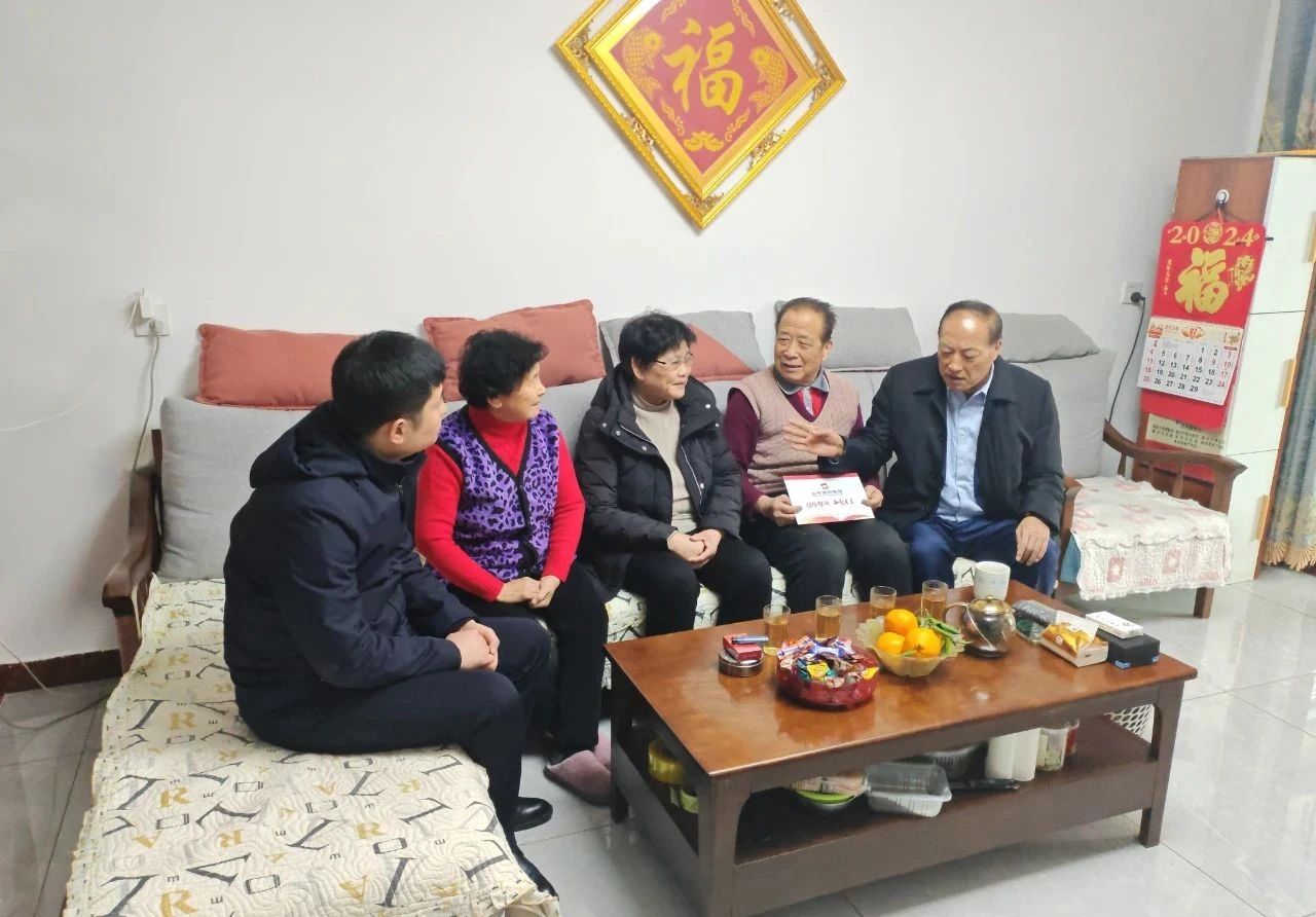沂蒙精神傳承促進(jìn)會(huì)于愛(ài)梅會(huì)長(zhǎng)節(jié)前走訪慰問(wèn)李莊社區(qū)老黨員